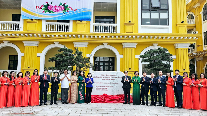 Общий вид церемонии установки доски в Средней школе Камфа. Общий вид церемонии установки доски в Средней школе Камфа.