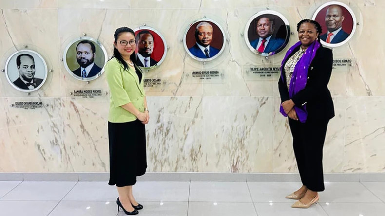 Посол Чан Тхи Тху Тхин и Секретарь по внешним связям ЦК ФРЕЛИМО Людмила Мваа Рафаэл Магуни. Фото: Посольcтво Вьетнама в Мозамбике Посол Чан Тхи Тху Тхин и Секретарь по внешним связям ЦК ФРЕЛИМО Людмила Мваа Рафаэл Магуни. Фото: Посольcтво Вьетнама в Мозамбике