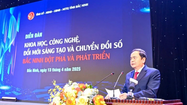 Председатель НС Чан Тхань Ман выступает с речью на форуме. Фото: Зюи Линь Председатель НС Чан Тхань Ман выступает с речью на форуме. Фото: Зюи Линь