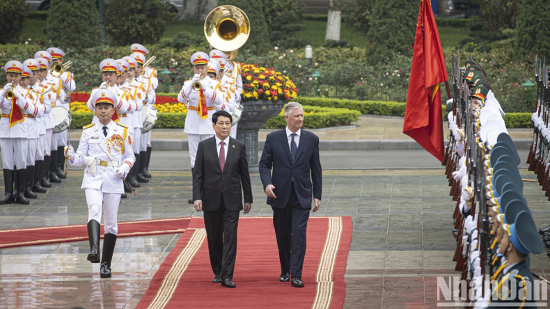 Президент Вьетнама Лыонг Кыонг и Король Бельгии Филипп обходят строй почетного караула. Фото: Тхюи Нгуен – Шон Тунг