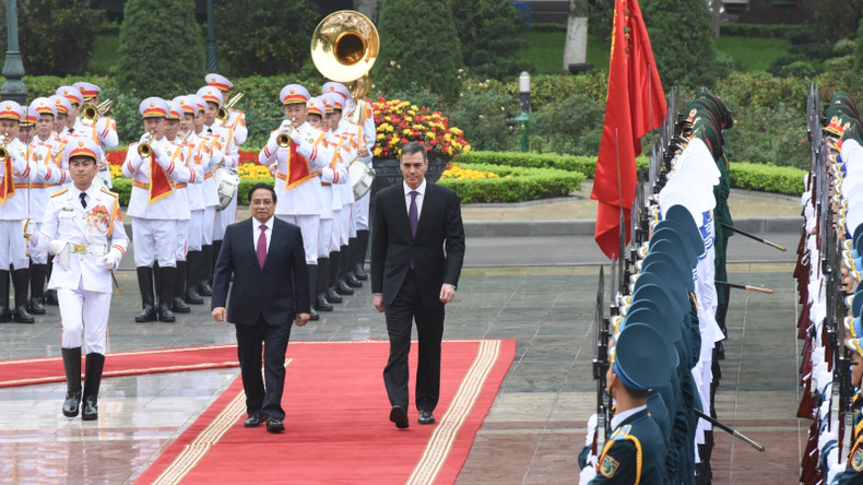 Премьер-министр Вьетнама Фам Минь Тьинь и Премьер-министр Испании Педро Санчес обходят строй почетного караула. Фото: Чан Хай Премьер-министр Вьетнама Фам Минь Тьинь и Премьер-министр Испании Педро Санчес обходят строй почетного караула. Фото: Чан Хай