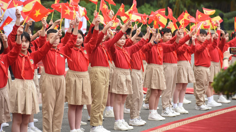 Ханойские дети приветствуют Премьер-министра Вьетнама Фам Минь Тьиня и Премьер-министра Испании Педро Санчеса. Фото: Чан Хай Ханойские дети приветствуют Премьер-министра Вьетнама Фам Минь Тьиня и Премьер-министра Испании Педро Санчеса. Фото: Чан Хай