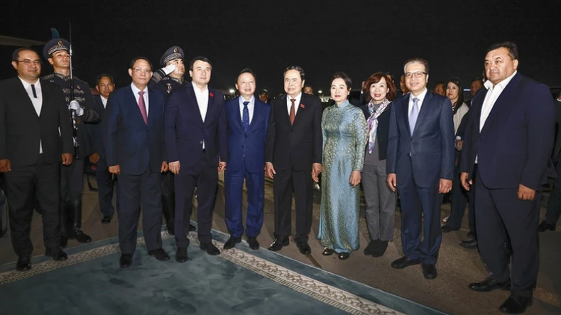 Церемония проводов Председателя НС Чан Тхань Мана с супругой в международном аэропорту Ташкента им. И. Каримова. Фото: ВИА