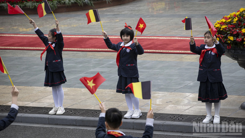 Дети Ханоя приветствуют Короля Бельгии Филиппа и Королеву Матильду. Фото: Тхюи Нгуен – Шон Тунг