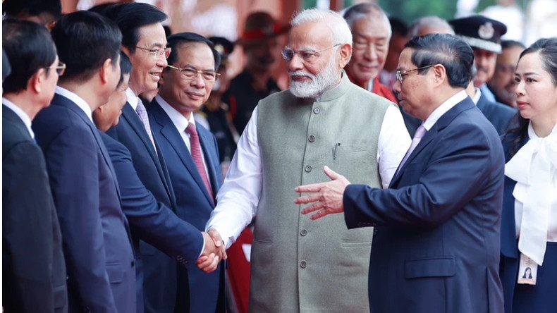 Премьер-министр Вьетнама Фам Минь Тьинь знакомит Премьер-министра Индии Нарендру Моди с вьетнамскими делегагами. Премьер-министр Вьетнама Фам Минь Тьинь знакомит Премьер-министра Индии Нарендру Моди с вьетнамскими делегагами.