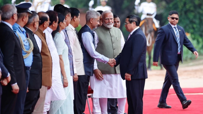 Премьер-министр Индии Нарендра Моди знакомит Премьер-министра Вьетнама Фам Минь Тьиня с руководителями правительства Индии. Премьер-министр Индии Нарендра Моди знакомит Премьер-министра Вьетнама Фам Минь Тьиня с руководителями правительства Индии.