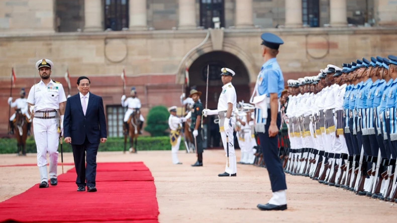 Премьер-министр Вьетнама Фам Минь Тьинь обходит строй почетного караула. Премьер-министр Вьетнама Фам Минь Тьинь обходит строй почетного караула.