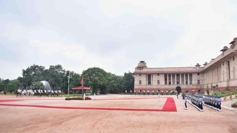 Общий вид церемонии встречи. Общий вид церемонии встречи.