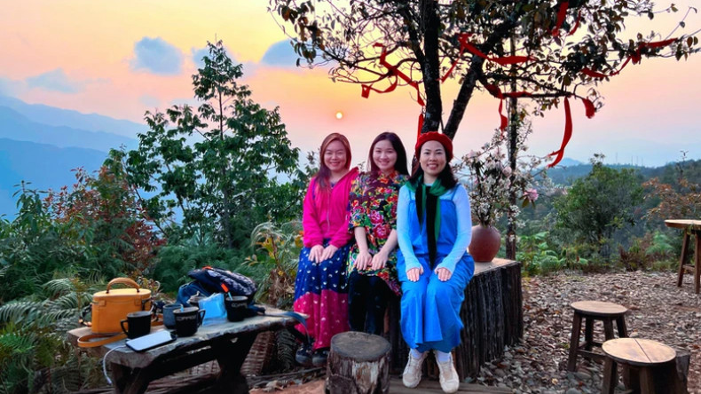 Наблюдение за закатом с вершины холма.