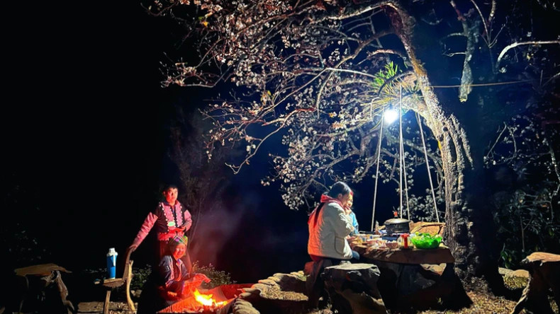 Ужиная под более чем столетним деревом боярышника, рядом с мерцающим светом костра и слушая пение и флейтовую музыку представителей народности Хмонг, посетители получат незабываемые впечатления и эмоции.