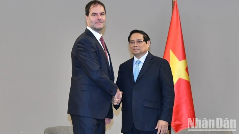 Премьер-министр Фам Минь Тьинь и Генеральный директор транснационального конгломерата PPF Group Иржи Шмейц. Премьер-министр Фам Минь Тьинь и Генеральный директор транснационального конгломерата PPF Group Иржи Шмейц.