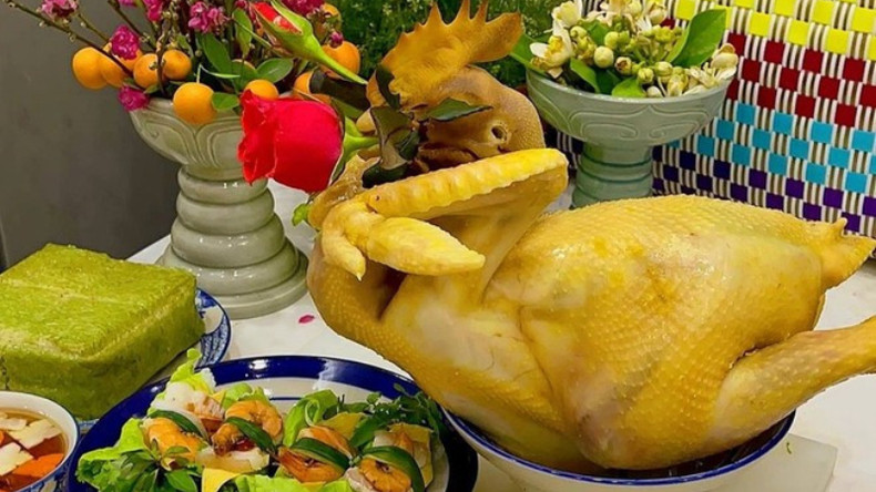 Вареная курица с раскрытыми крыльями, держащая веточку розы.