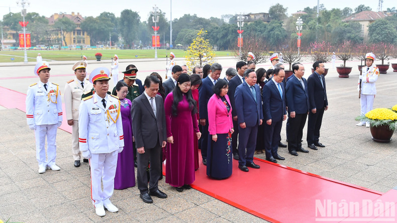 Делегация Парткома, Народного совета, Народного комитета и Комитета Отечественного фронта Вьетнама города Ханоя посещает Мавзолей Хо Ши Мина.