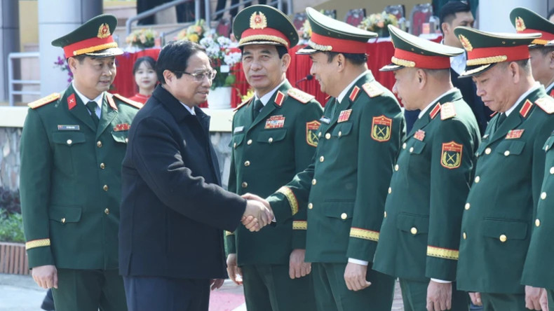 Премьер-министр Фам Минь Тьинь посещает подразделение МО. Фото: Чан Хай