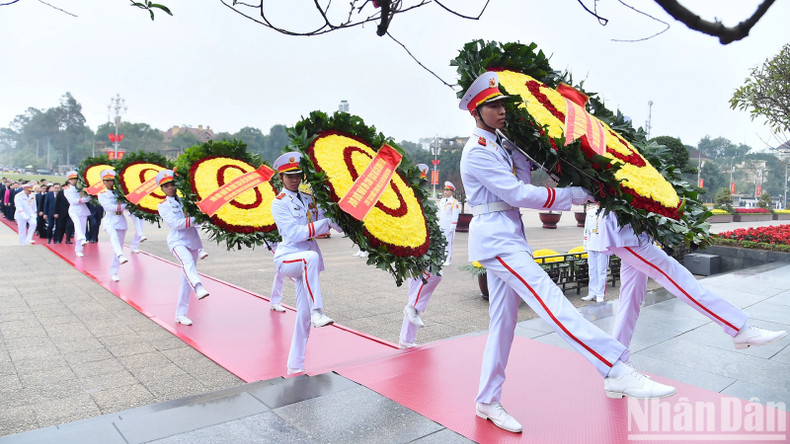Венки со словами «Вечная благодарность великому Президенту Хо Ши Мину».