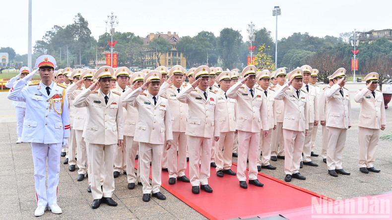 Делегация Центрального парткома Сил общественной безопасности и Министерства общественной безопасности почитает память Президента Хо Ши Мина.