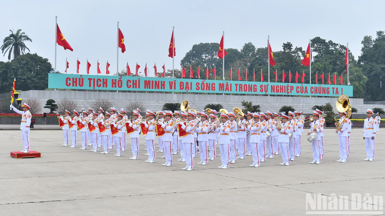 Военный оркестр совершает ритуал на площади Бадинь.