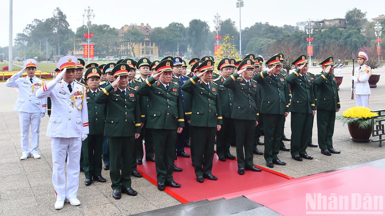 Делегация Центрального военного комитета и Министерства обороны почитает память Президента Хо Ши Мина.