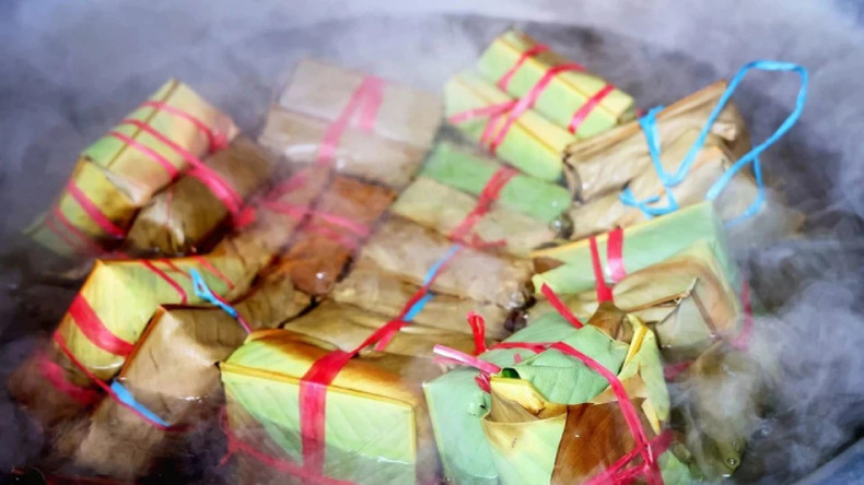 Для любого вьетнамца образ кастрюли «баньтьынг», благоухающей листьями зонга, поставленной на плиту с ярким пламенем, чтобы согреться в зимнюю стужу, стал привычным зрелищем каждый Тэт. Для любого вьетнамца образ кастрюли «баньтьынг», благоухающей листьями зонга, поставленной на плиту с ярким пламенем, чтобы согреться в зимнюю стужу, стал привычным зрелищем каждый Тэт.