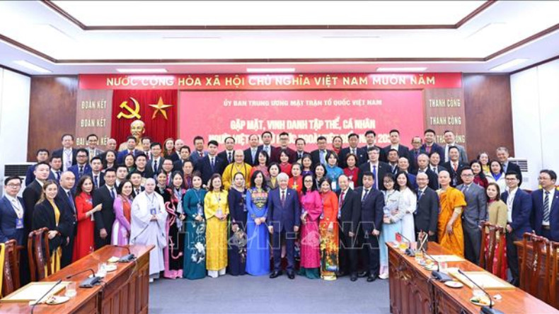 Председатель ЦК ОФВ До Ван Тьиен и делегаты фотографируются на память. Фото: ВИА Председатель ЦК ОФВ До Ван Тьиен и делегаты фотографируются на память. Фото: ВИА