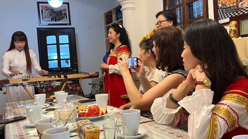 Г-жа Елена Бездетко и гости насладились исполнением русской песни «Два берега» на вьетнамской цитре «данчань». Фото: Бать Зыонг Г-жа Елена Бездетко и гости насладились исполнением русской песни «Два берега» на вьетнамской цитре «данчань». Фото: Бать Зыонг