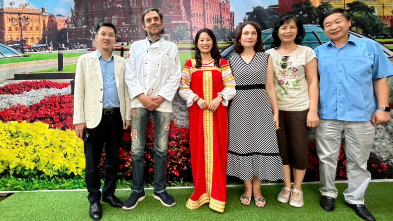 Супруга Посла России во Вьетнаме Елена Викторовна Бездетко, шеф-повар Юрий Журавлев, Директор ХФИРЯП Нгуен Тхи Тху Дат, владелец ресторана «Самовар» и гости фотографируются на память. Фото: Бать Зыонг Супруга Посла России во Вьетнаме Елена Викторовна Бездетко, шеф-повар Юрий Журавлев, Директор ХФИРЯП Нгуен Тхи Тху Дат, владелец ресторана «Самовар» и гости фотографируются на память. Фото: Бать Зыонг