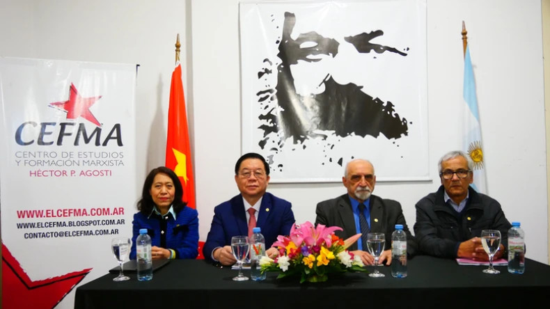 Товарищ Нгуен Чонг Нгиа принимает участие в международном семинаре. Фото: ВИА Товарищ Нгуен Чонг Нгиа принимает участие в международном семинаре. Фото: ВИА