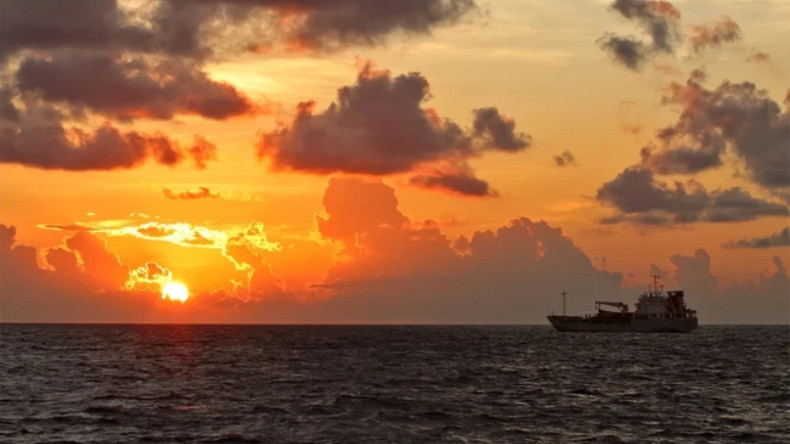 Сияющий рассвет на море, остров Чыонгша. Сияющий рассвет на море, остров Чыонгша.