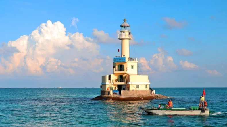 Маяк на острове Датэй Б. Маяк на острове Датэй Б.