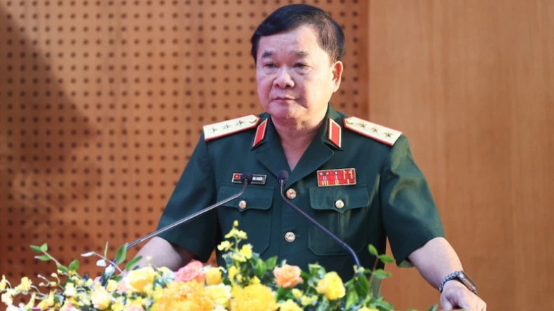 Генерал-полковник Хоанг Суан Тьиен выступает с речью на церемонии. Генерал-полковник Хоанг Суан Тьиен выступает с речью на церемонии.