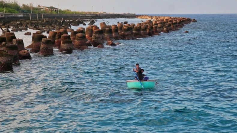 Рыбаки ловят морепродукты на острове Чыонгша. Рыбаки ловят морепродукты на острове Чыонгша.