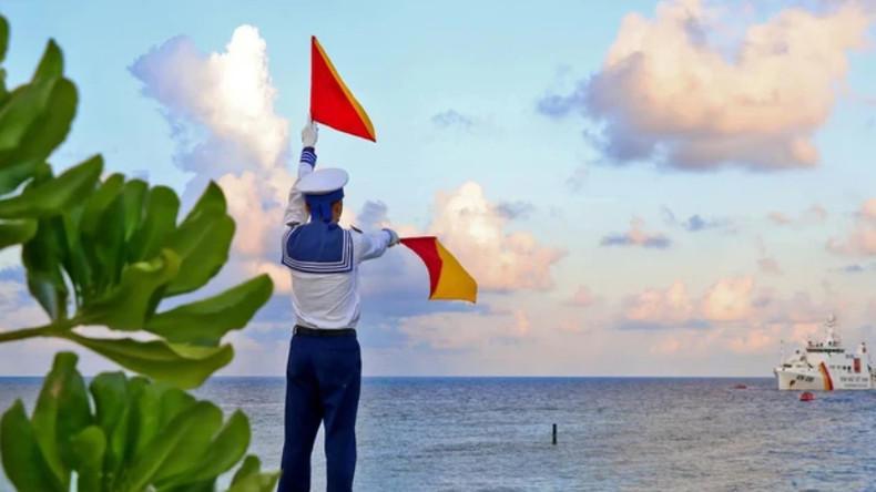 Солдаты Чыонгша день и ночь охраняют море и небо во имя мира Отечества. Солдаты Чыонгша день и ночь охраняют море и небо во имя мира Отечества.