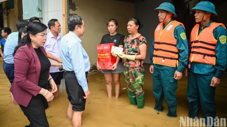 Председатель НС Чан Тхань Ман вручает подарки людям, пострадавшим от тайфуна №3, в деревне Дием общины Нгами уезда Фубинь. Председатель НС Чан Тхань Ман вручает подарки людям, пострадавшим от тайфуна №3, в деревне Дием общины Нгами уезда Фубинь.