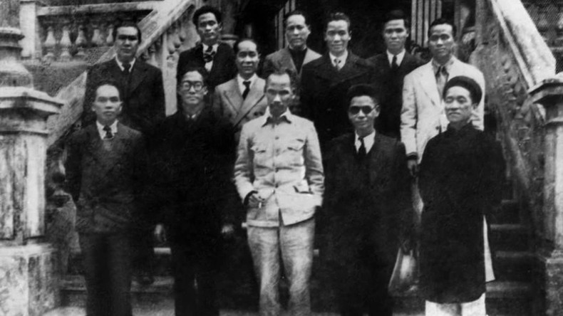 Президент Хо Ши Мин и члены временного Правительственного совета Демократической Республики Вьетнам на первом заседании 3 сентября 1945 года. Президент Хо Ши Мин и члены временного Правительственного совета Демократической Республики Вьетнам на первом заседании 3 сентября 1945 года.