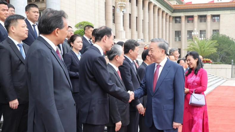 Генеральный секретарь ЦК КПВ, Президент СРВ То Лам с супругой и члены высокопоставленной делегации Китая на церемонии встречи. Генеральный секретарь ЦК КПВ, Президент СРВ То Лам с супругой и члены высокопоставленной делегации Китая на церемонии встречи.