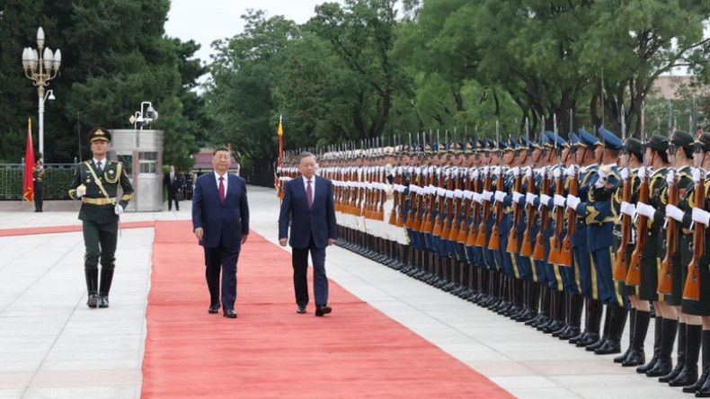 Генеральный секретарь ЦК КПВ, Президент СРВ То Лам и Генеральный секретарь ЦК КПК, Председатель КНР Си Цзиньпин обходят строй почетного караула. Генеральный секретарь ЦК КПВ, Президент СРВ То Лам и Генеральный секретарь ЦК КПК, Председатель КНР Си Цзиньпин обходят строй почетного караула.
