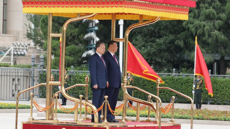 Исполняются государственные гимны. Исполняются государственные гимны.