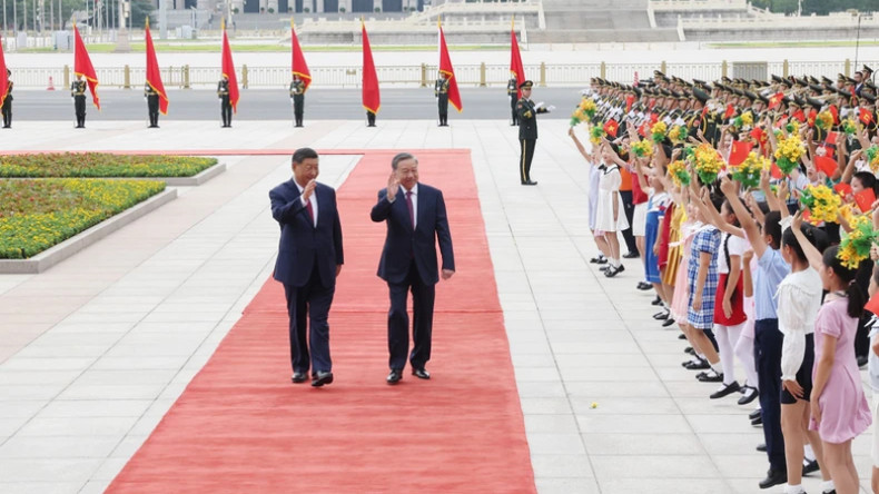 Китайские дети встречают Генерального секретаря ЦК КПВ, Президента СРВ То Лама. Китайские дети встречают Генерального секретаря ЦК КПВ, Президента СРВ То Лама.