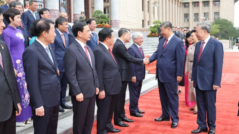 Генеральный секретарь ЦК КПВ, Президент СРВ То Лам знакомит Генерального секретаря ЦК КПК, Председателя КНР Си Цзиньпина с членами высокопоставленной делегации Вьетнама на церемонии встречи. Генеральный секретарь ЦК КПВ, Президент СРВ То Лам знакомит Генерального секретаря ЦК КПК, Председателя КНР Си Цзиньпина с членами высокопоставленной делегации Вьетнама на церемонии встречи.