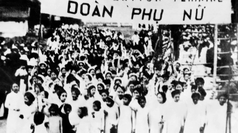 Женщины Ханоя участвуют в митинге в честь Международного дня трудящихся на Выставочной площади (май 1938 года) во время революционного подъема с требованием социального обеспечения и демократии (1936-1939 годы). Женщины Ханоя участвуют в митинге в честь Международного дня трудящихся на Выставочной площади (май 1938 года) во время революционного подъема с требованием социального обеспечения и демократии (1936-1939 годы).