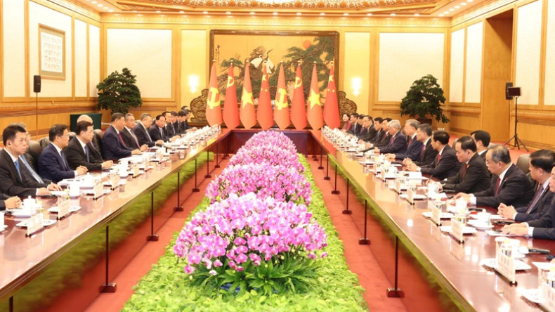 После церемонии встречи Генеральный секретарь ЦК КПВ, Президент СРВ То Лам и Генеральный секретарь ЦК КПК, Председатель КНР Си Цзиньпин проводят переговоры. После церемонии встречи Генеральный секретарь ЦК КПВ, Президент СРВ То Лам и Генеральный секретарь ЦК КПК, Председатель КНР Си Цзиньпин проводят переговоры.