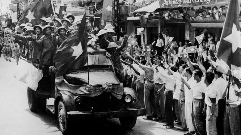 10 октября 1954 года вьетнамские войска вышли из пяти ворот и освободили столицу, знаменуя триумфальное завершение девятилетнего упорного и полного жертв сопротивления французскому колониализму. 10 октября 1954 года вьетнамские войска вышли из пяти ворот и освободили столицу, знаменуя триумфальное завершение девятилетнего упорного и полного жертв сопротивления французскому колониализму.