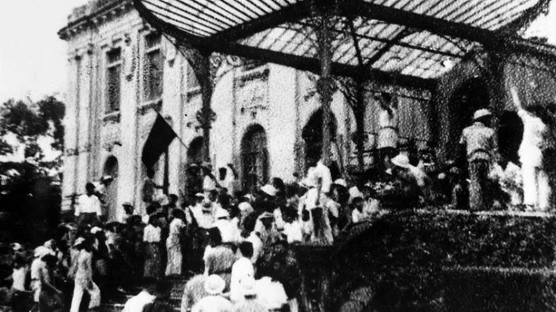 19 августа 1945 года, после митинга перед Оперным театром, ханойцы захватили Тонкинский дворец – штаб-квартиру поддерживаемой французами администрации на севере страны. 19 августа 1945 года, после митинга перед Оперным театром, ханойцы захватили Тонкинский дворец – штаб-квартиру поддерживаемой французами администрации на севере страны.