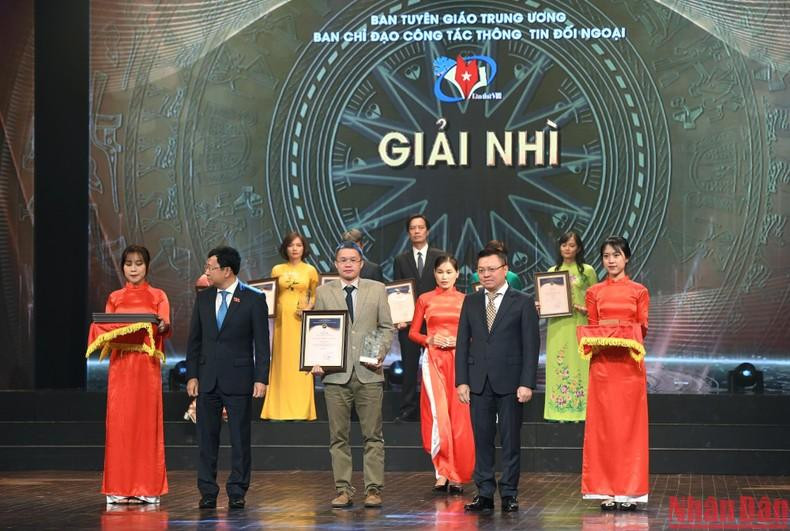 Главный редактор газеты «Нянзан», Председатель Союза журналистов Вьетнама Ле Куок Минь и Председатель Комитета НС по внешним связям Ву Хай Ха вручают вторые призы. Фото: Тхань Дат Главный редактор газеты «Нянзан», Председатель Союза журналистов Вьетнама Ле Куок Минь и Председатель Комитета НС по внешним связям Ву Хай Ха вручают вторые призы. Фото: Тхань Дат