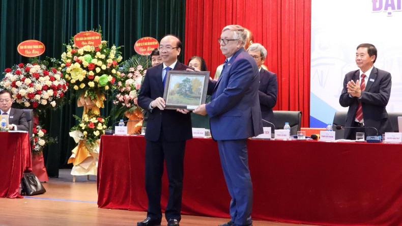 Зампредседателя Общества российско-вьетнамской дружбы П.Ю. Цветов дарит Обществу вьетнамско-российской дружбы картину «Русская осень». Зампредседателя Общества российско-вьетнамской дружбы П.Ю. Цветов дарит Обществу вьетнамско-российской дружбы картину «Русская осень».