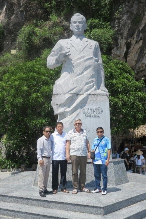Делегация Общества российско-вьетнамской дружбы посещает памятник Г. Титову на острове Титова. Делегация Общества российско-вьетнамской дружбы посещает памятник Г. Титову на острове Титова.