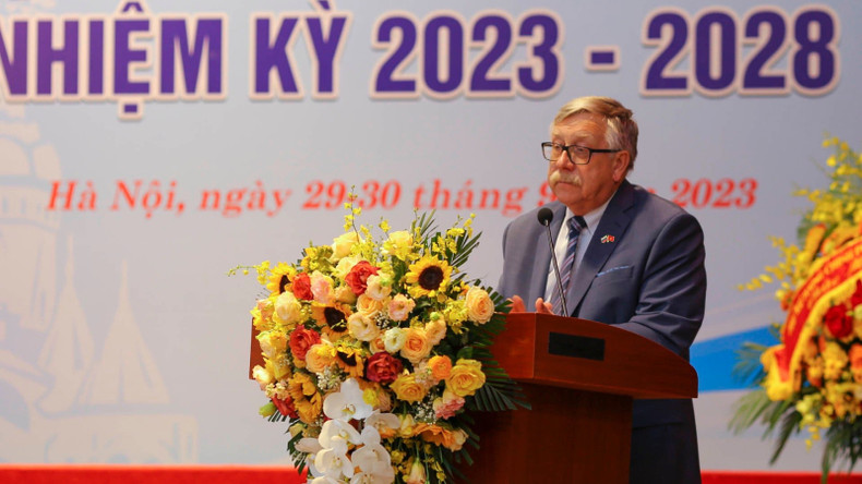 Зампредседателя Общества российско-вьетнамской дружбы П.Ю. Цветов выступает о речью. Зампредседателя Общества российско-вьетнамской дружбы П.Ю. Цветов выступает о речью.