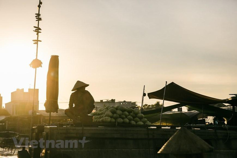 На плавучем рынке Кайранг сформирована довольно уникальная форма маркетинга в виде «шеста бео». Это длинный шест, установленный на лодке, на котором продавцы развешивают образцы своих товаров. Издалека покупатели могут увидеть ассортимент товаров на лодке и сделать свой выбор. Таким образом, «шесты бео» сами стали отличительной чертой плавучего рынка. Фото: ВИА На плавучем рынке Кайранг сформирована довольно уникальная форма маркетинга в виде «шеста бео». Это длинный шест, установленный на лодке, на котором продавцы развешивают образцы своих товаров. Издалека покупатели могут увидеть ассортимент товаров на лодке и сделать свой выбор. Таким образом, «шесты бео» сами стали отличительной чертой плавучего рынка. Фото: ВИА