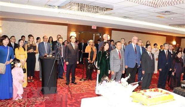 Делегаты на церемонии, посвященной 77-й годовщине Дня независимости Вьетнама, в Канаде. Фото: VNA Делегаты на церемонии, посвященной 77-й годовщине Дня независимости Вьетнама, в Канаде. Фото: VNA