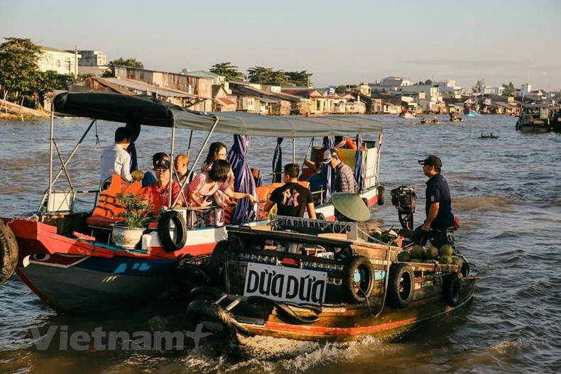 В прошлом это место было оптовым рынком, специализирующимся на оптовой торговле фруктами и деликатесами дельты Меконга. Хотя в настоящее время движение на суше уже достаточно развито, однако плавучий рынок Кайранг все еще сохраняет душевную простоту земли на западе дельты Меконга. Фото: ВИА В прошлом это место было оптовым рынком, специализирующимся на оптовой торговле фруктами и деликатесами дельты Меконга. Хотя в настоящее время движение на суше уже достаточно развито, однако плавучий рынок Кайранг все еще сохраняет душевную простоту земли на западе дельты Меконга. Фото: ВИА